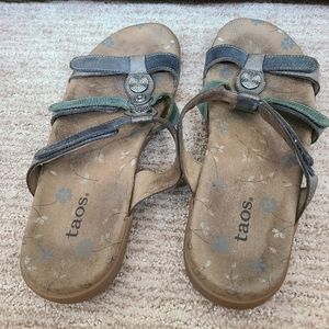 Taos slip on slide sandal/ Sz 9